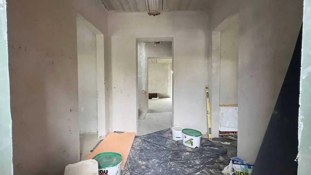 Зданий будинок поруч з містом