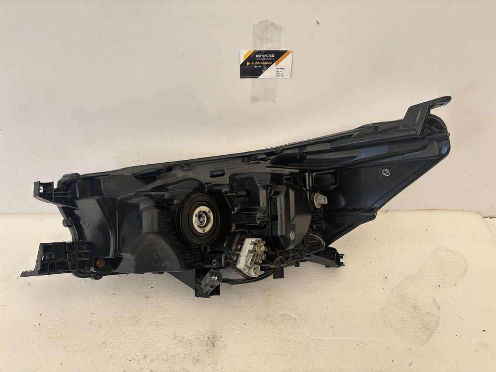 Toyota Hilux VIII 8 lampa prawy przód prawa przednia LED