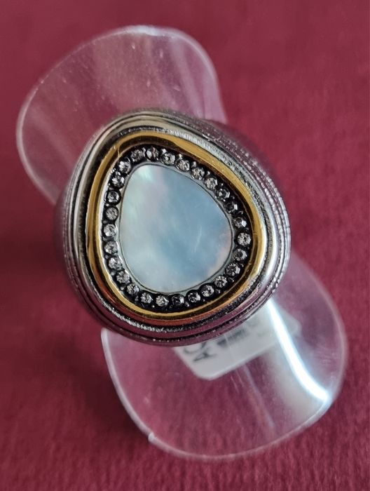 Anel bicolor, em aço, com gota em madrepérola e zirconias. T181