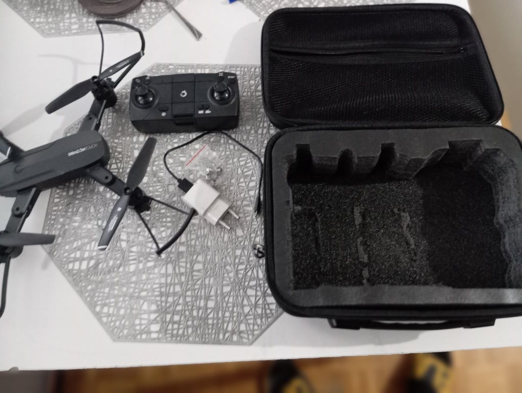 Sprzedam Drona,stan bdb,w zestawie Etui,ładowarka ,kabel,