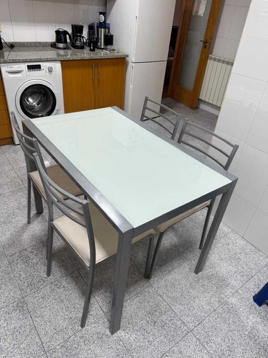 Mesa de vidro e 4 cadeiras de cozinha