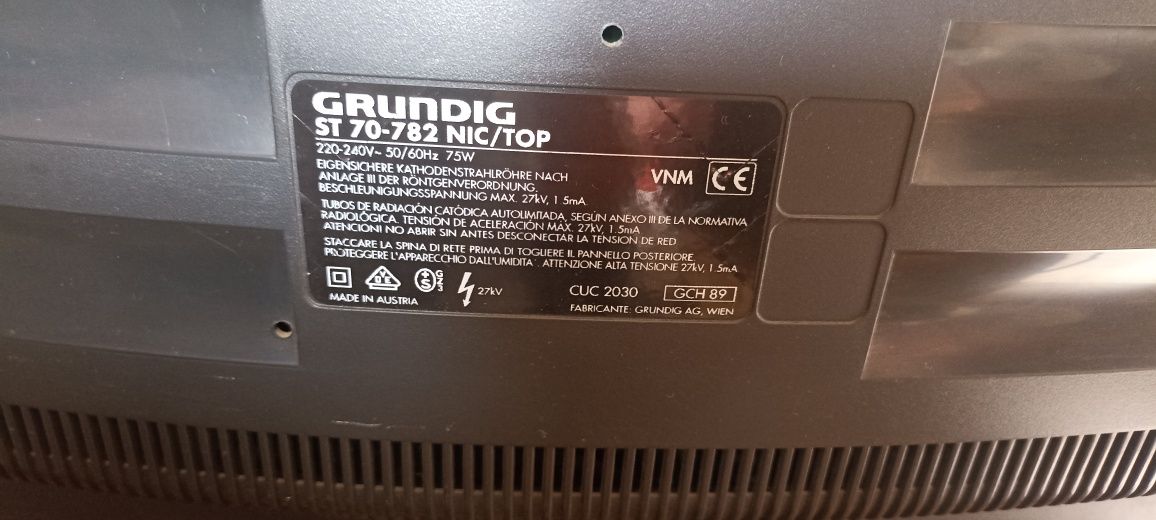 Televisão grande antiga Grundig