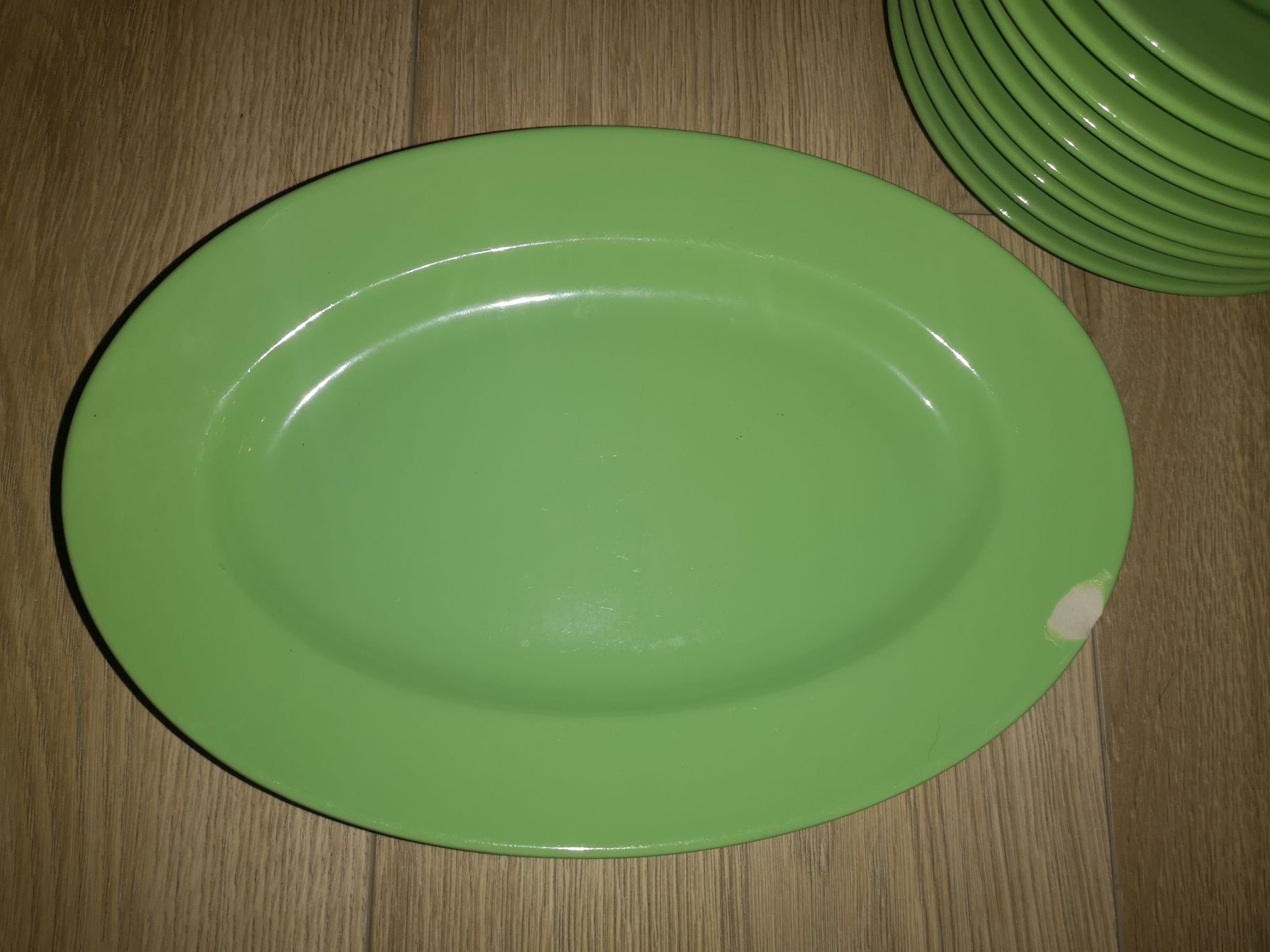 Zielona zastawa ceramiczna