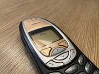 Przepiekna zlota Nokia 6310i- folia na LCD i 2 baterie!