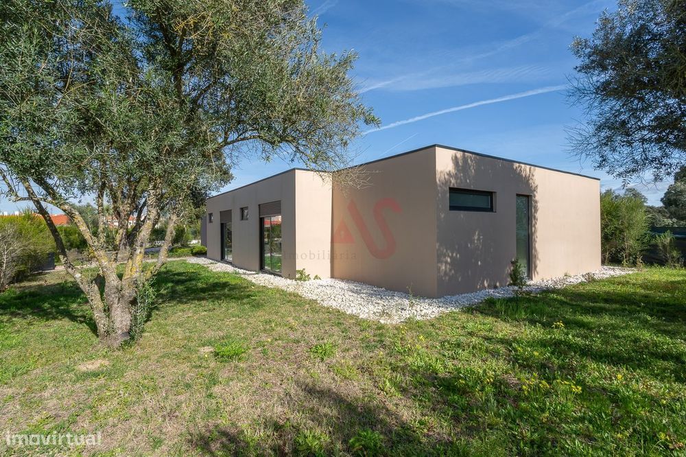 Moradia Térrea T4+1 de Luxo com Jardim e Piscina no Golfo do Montado e