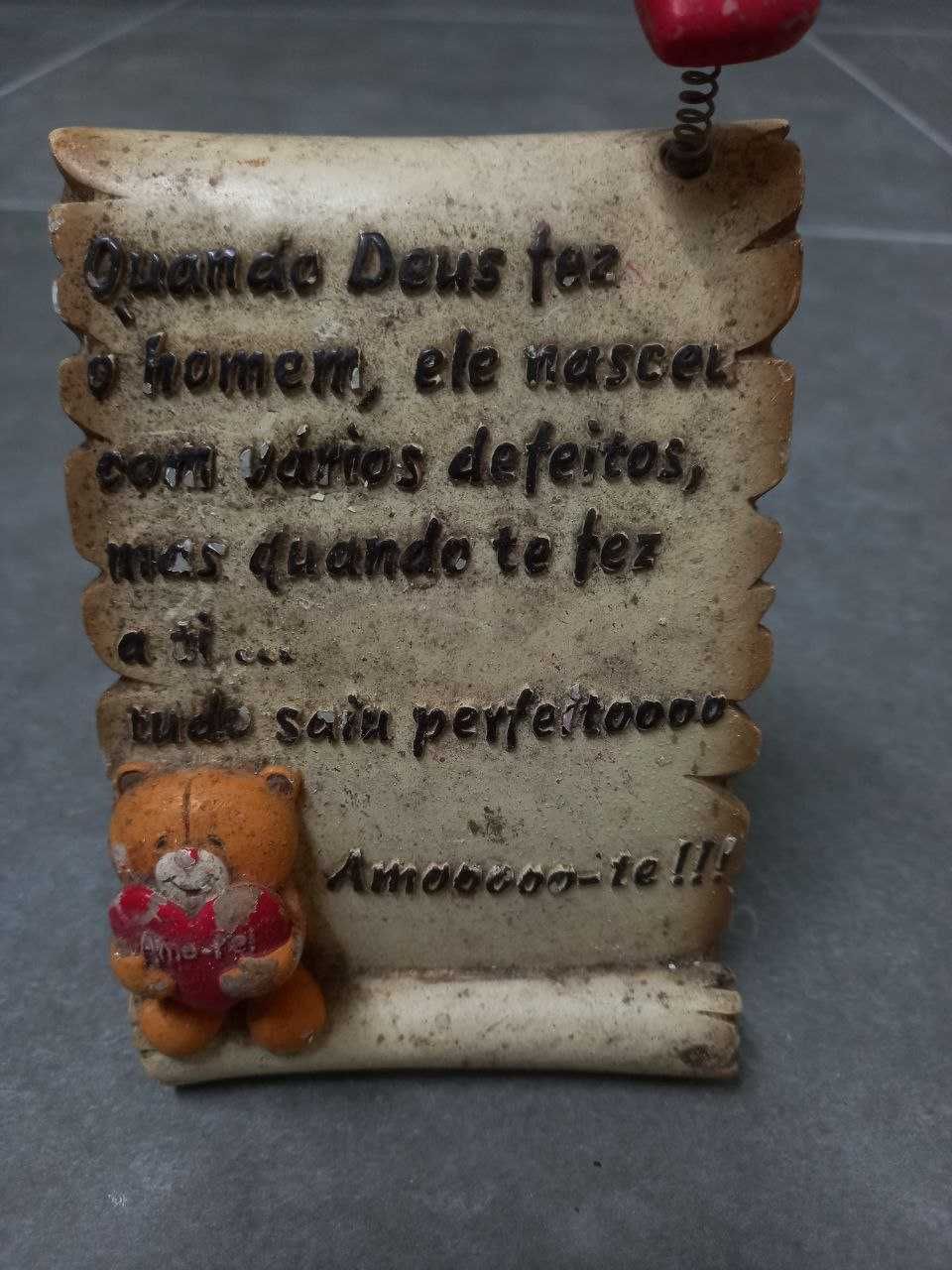 Pequeno cartaz em ceramica com frase escrita