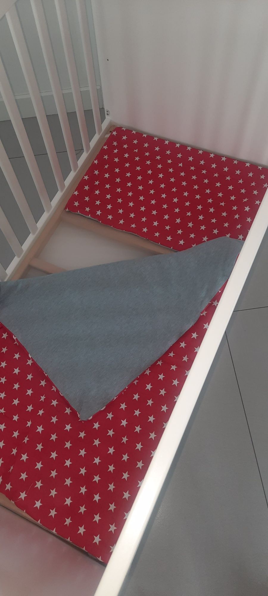 Pościel dziecięca do łóżeczka 60x120cm czerwona w białe gwiazdki szara