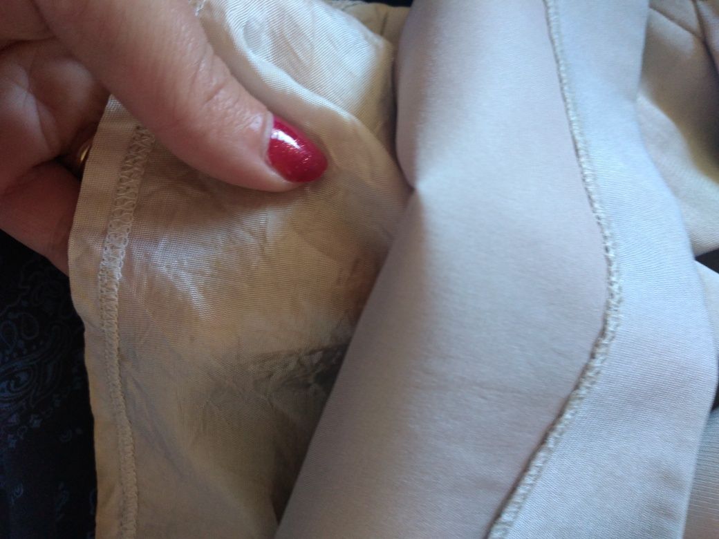 Srebrna sukienka na wesele bądź inna okazję, prosta i elegancka