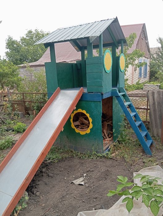 Диячий будиночок з гркою