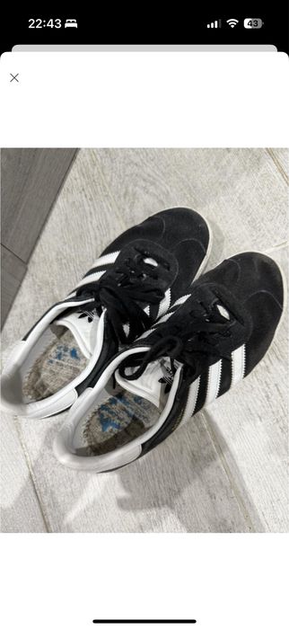 Кросівки жіночі