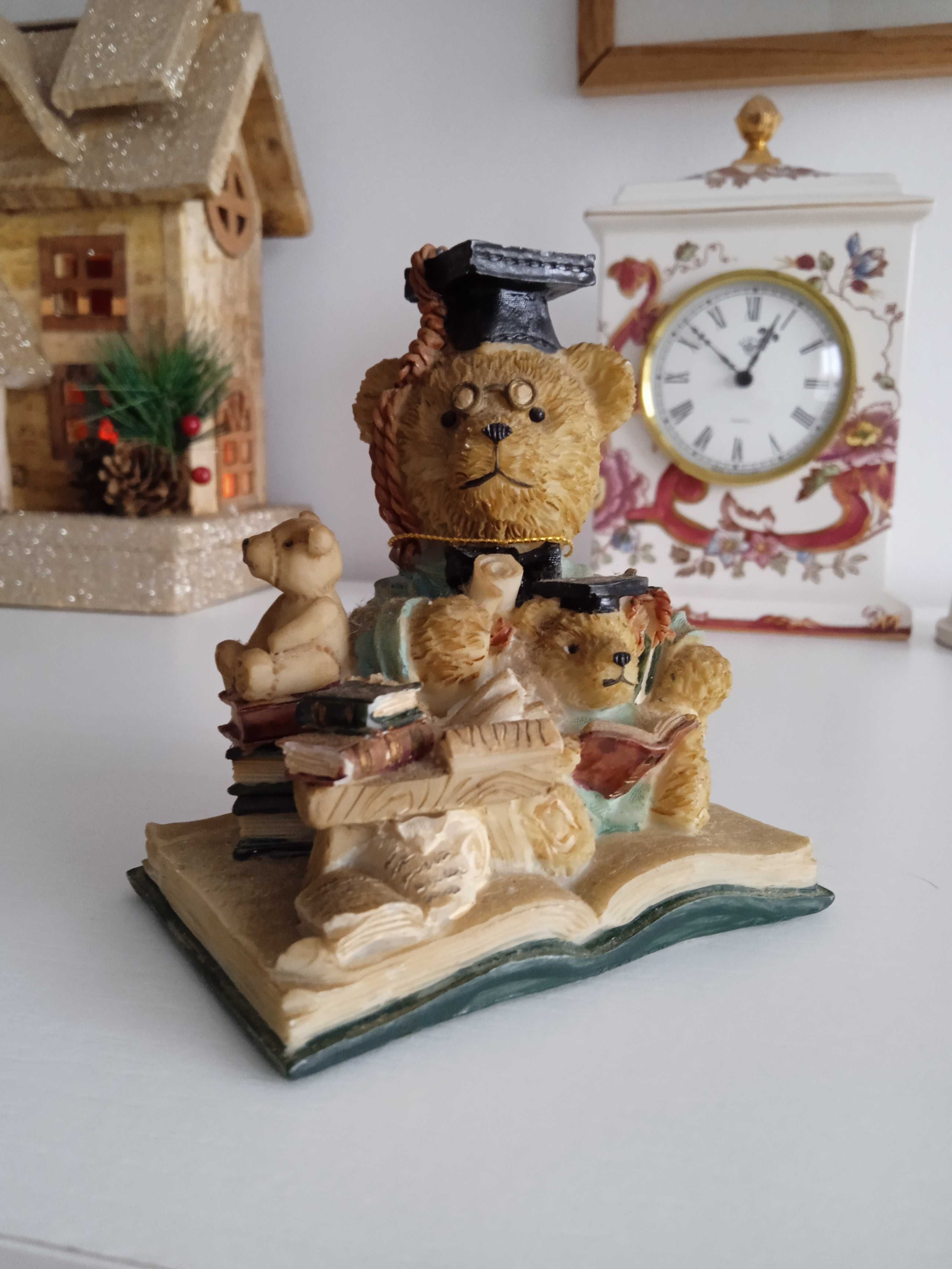 Miś misie vintage Graduation Regency Fine Arts figurka z książkami
