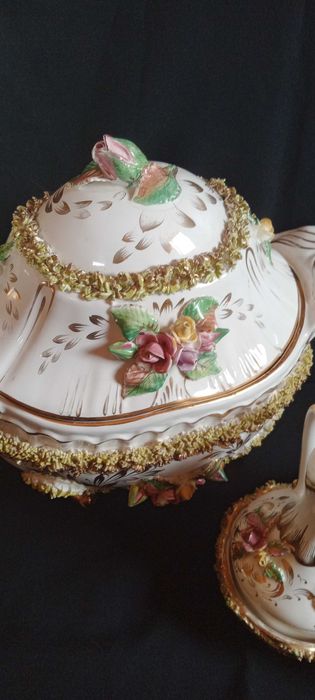 Terrina (com falhas) e galheteiro Estatuária