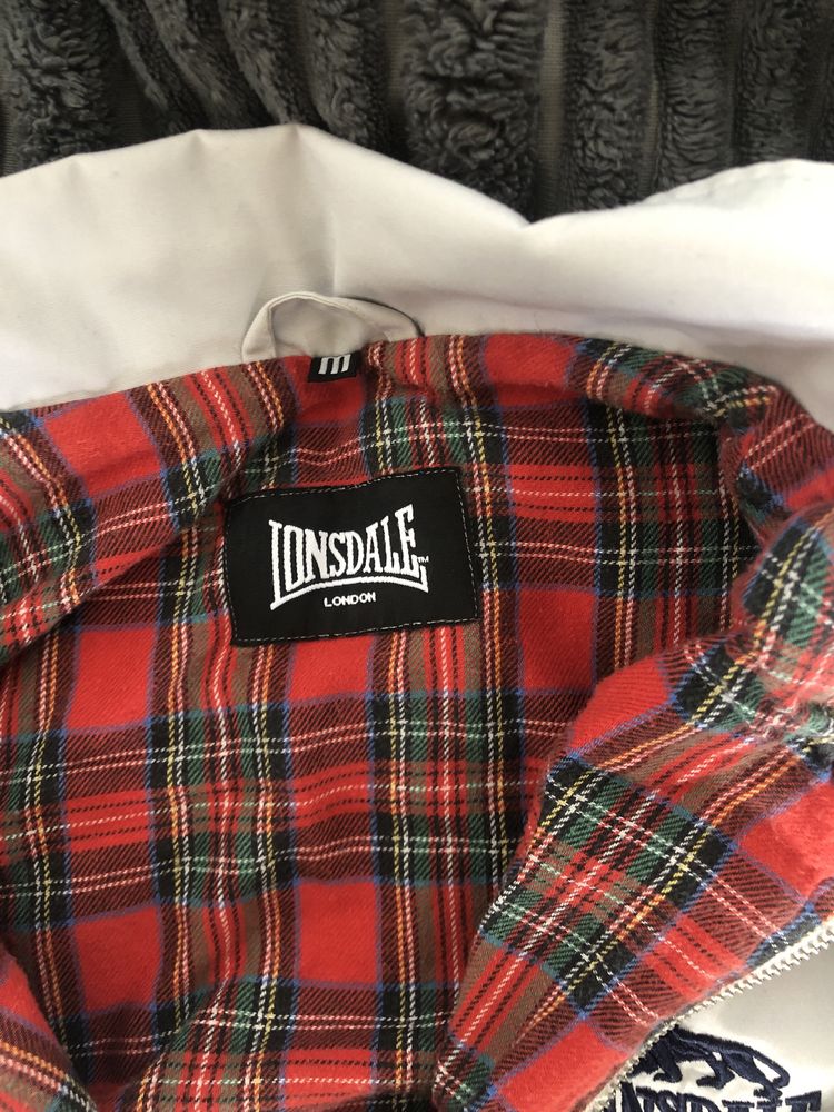Харик lonsdale белого цвета размер М подойдет на Л