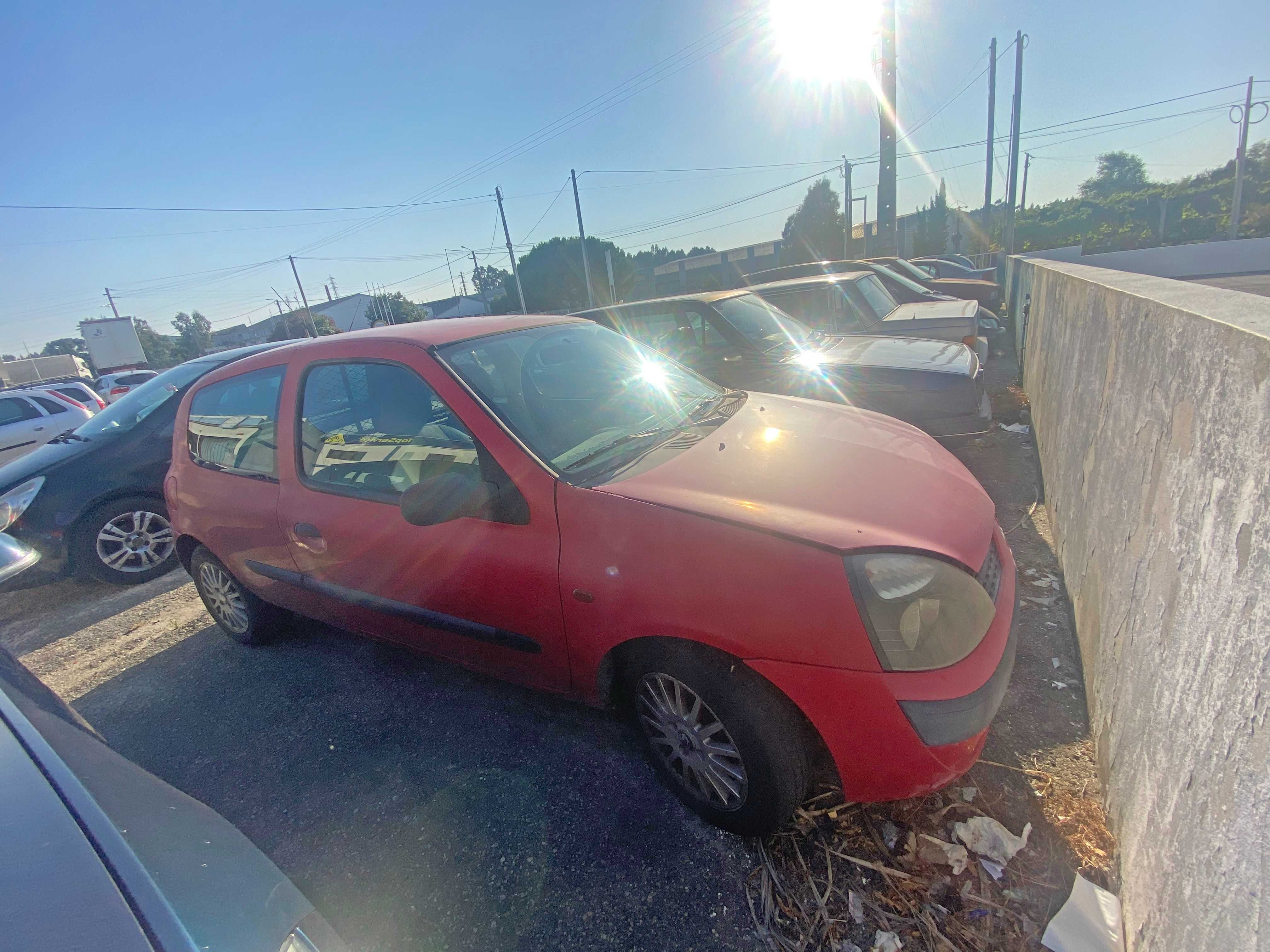 Renault Clio II Comercial 2002 – 1.5 dCi – Avariado