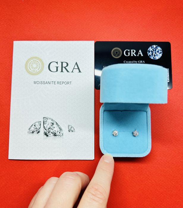 Сучасні стильні сережки з діамантами муасанітами 0,5 карат на гвитнах