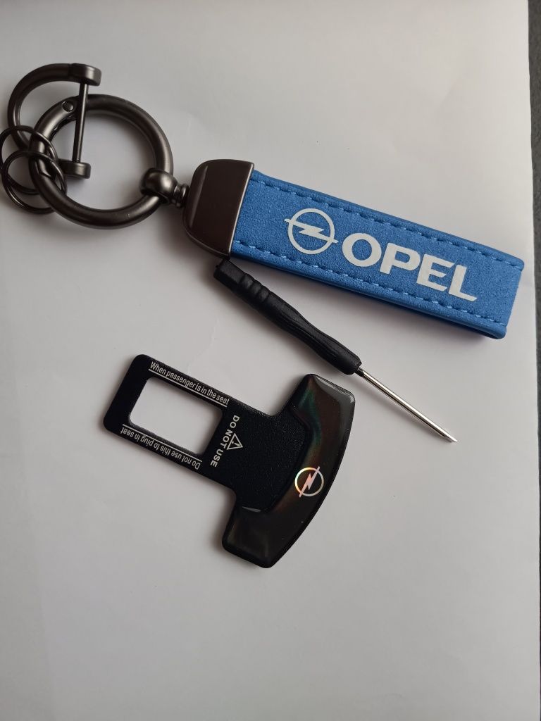 Opel zawieszka brelok breloczek plus zapinka do pasów