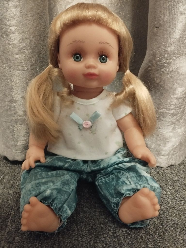 Лялька зі з'ємним одягом
