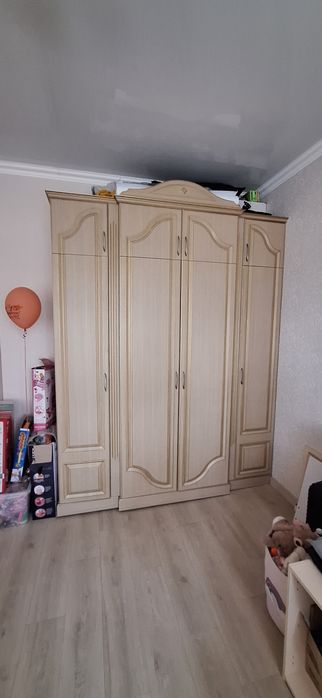 Велика шафа для одягу