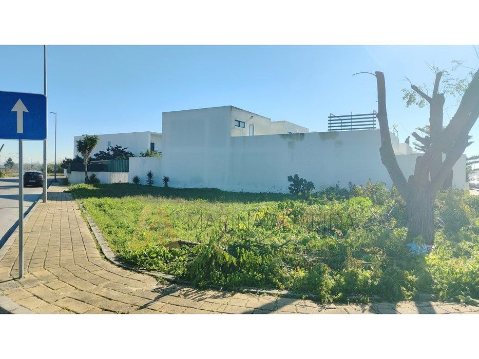 Lote de terreno de gaveto para Construção de Moradia