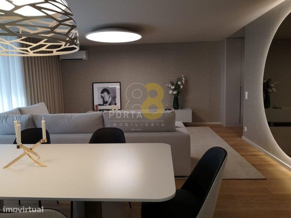 Apartamento T4 Duplex, varandas, 2 lugares de estacionamento e arrumos