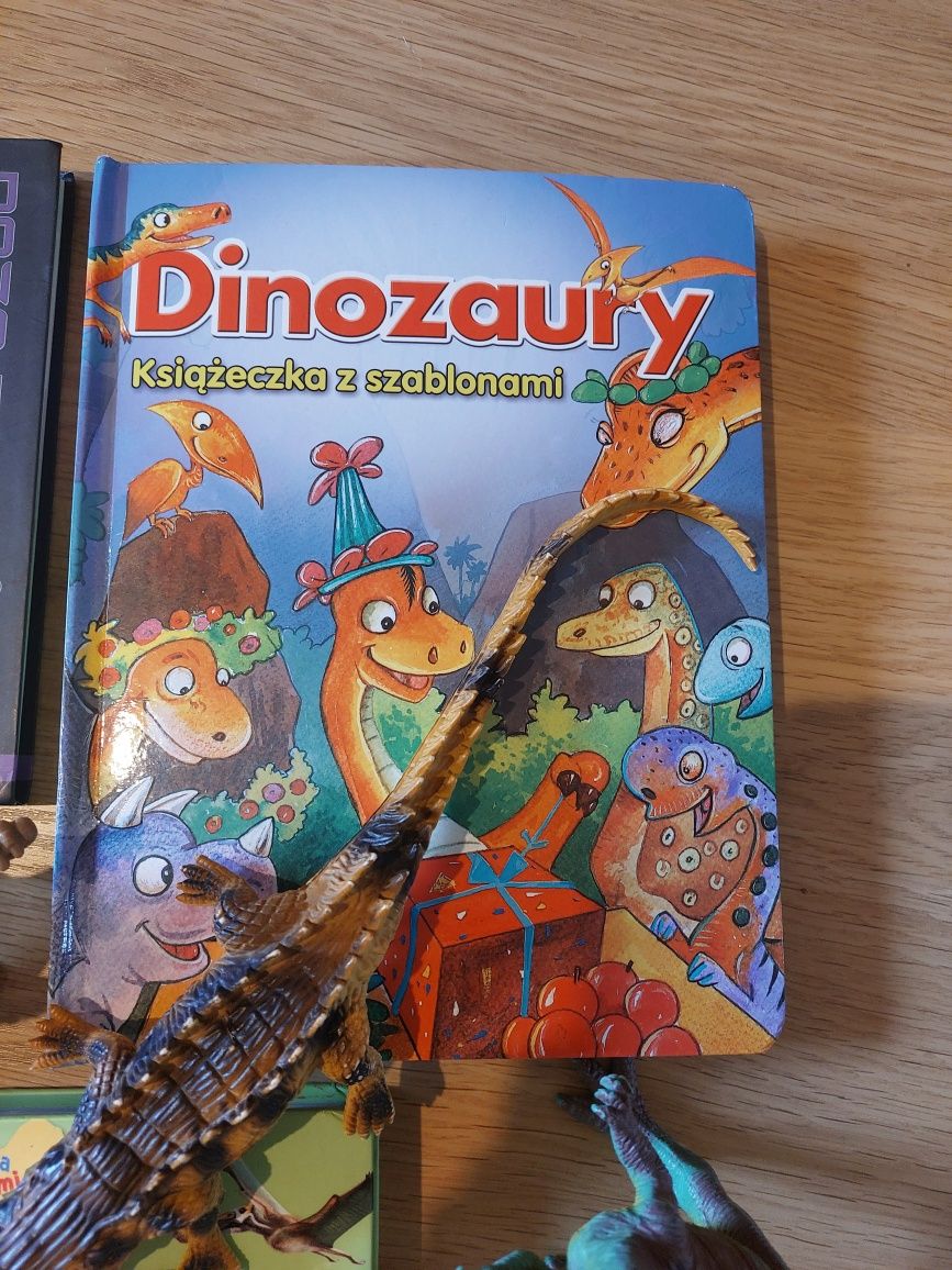 Dinozaury zestaw książek i zabawek