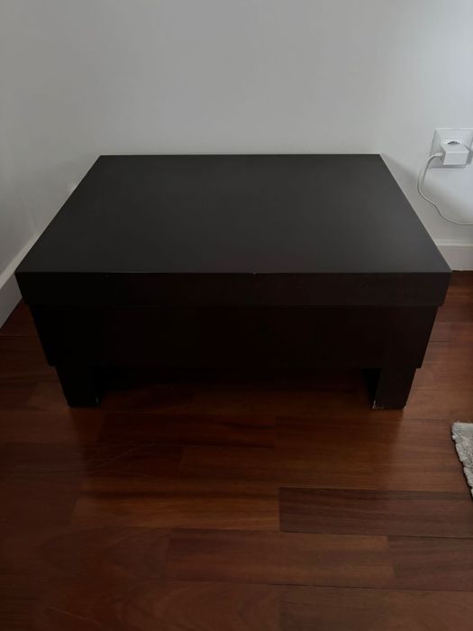 Mesa de cabeceira castanha