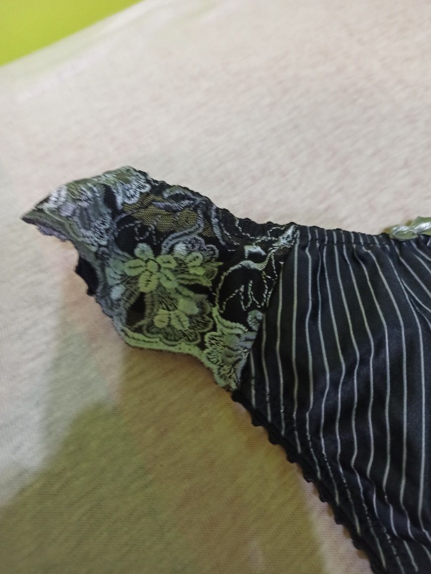 Stringi damskie w paseczki z koronką