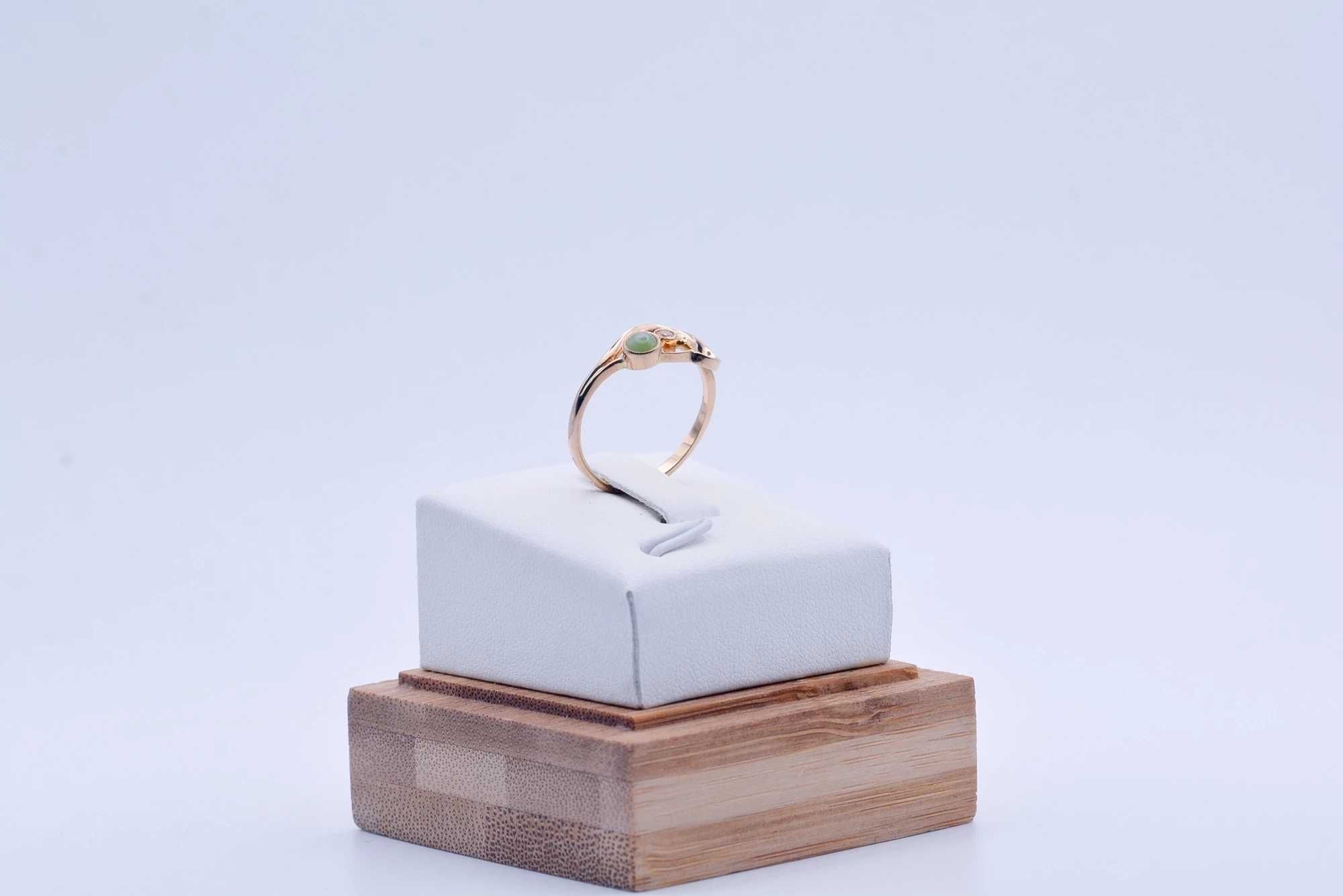 Misterny złoty pierścionek zielony i biały kamień 585 zl616