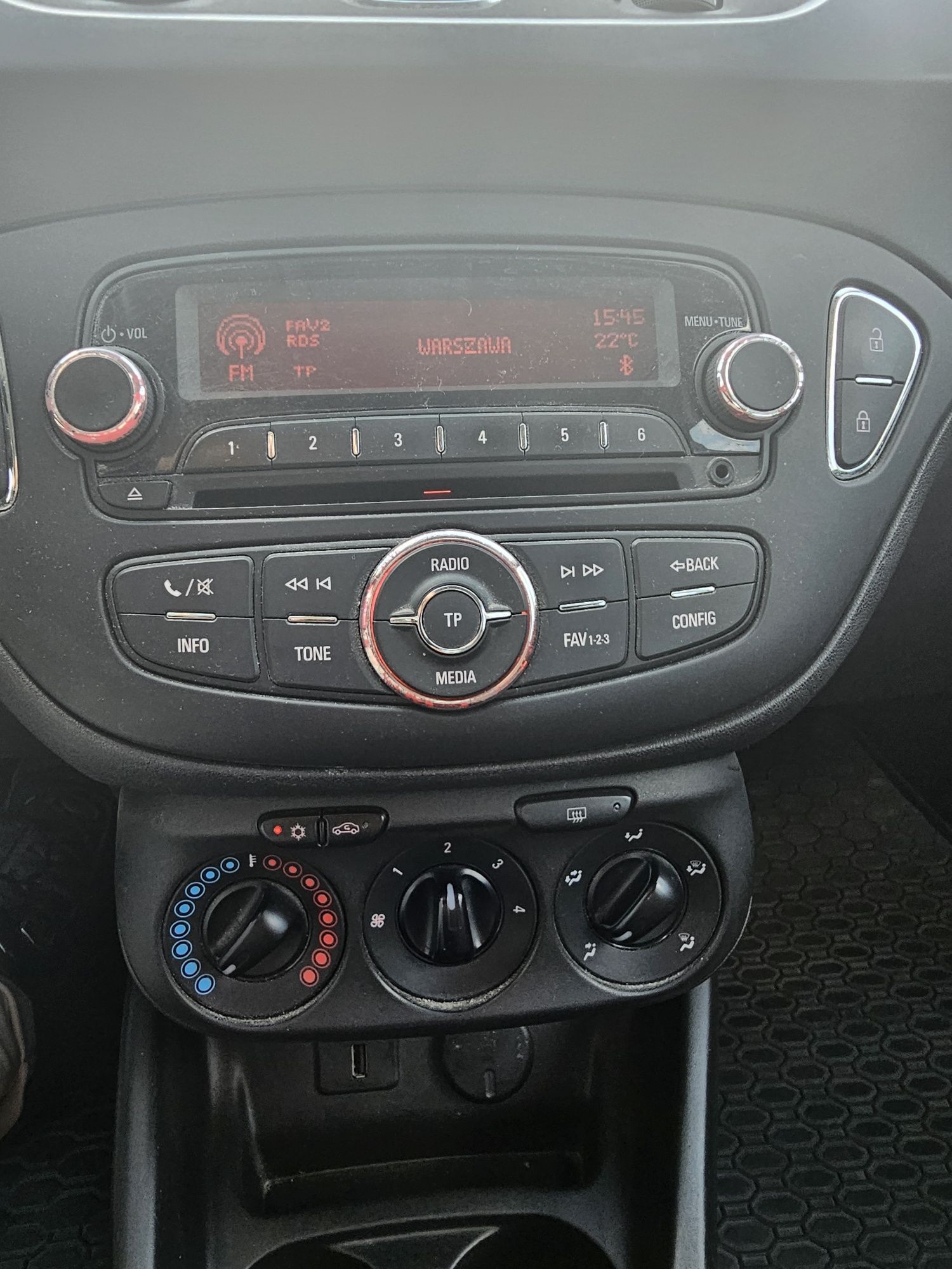 Opel corsa 2016 niski przebieg 1.4 benzyna okazja zamiana salon polska