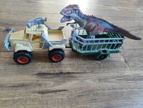 Zestaw samochód z przyczepką i dinozaurem