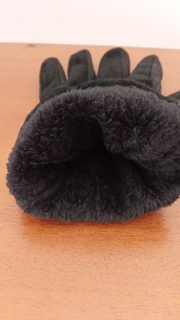 2 pares de luvas novas são a 10€ cada par.