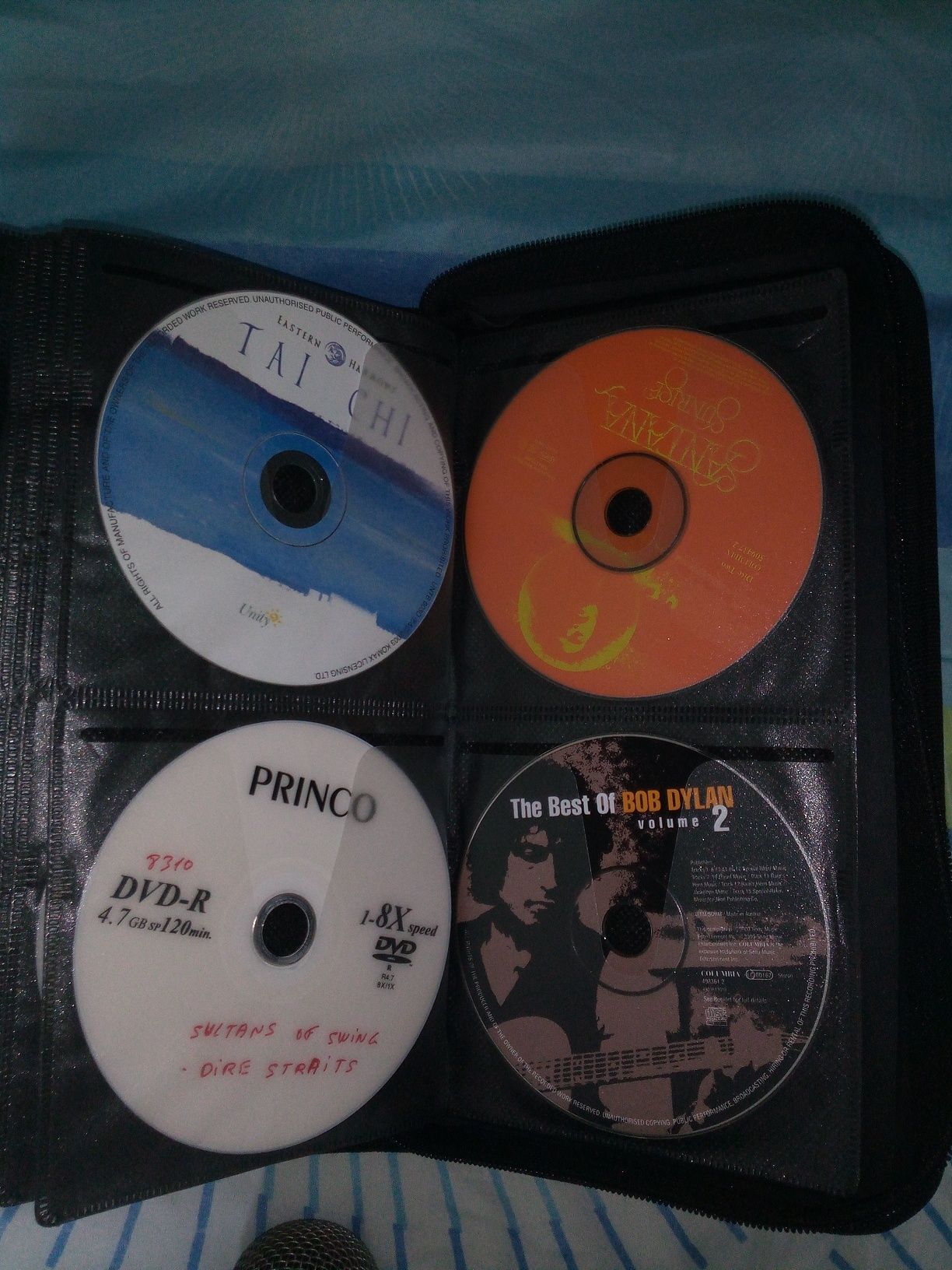 Microfone e DVDs de karaoke e musicais