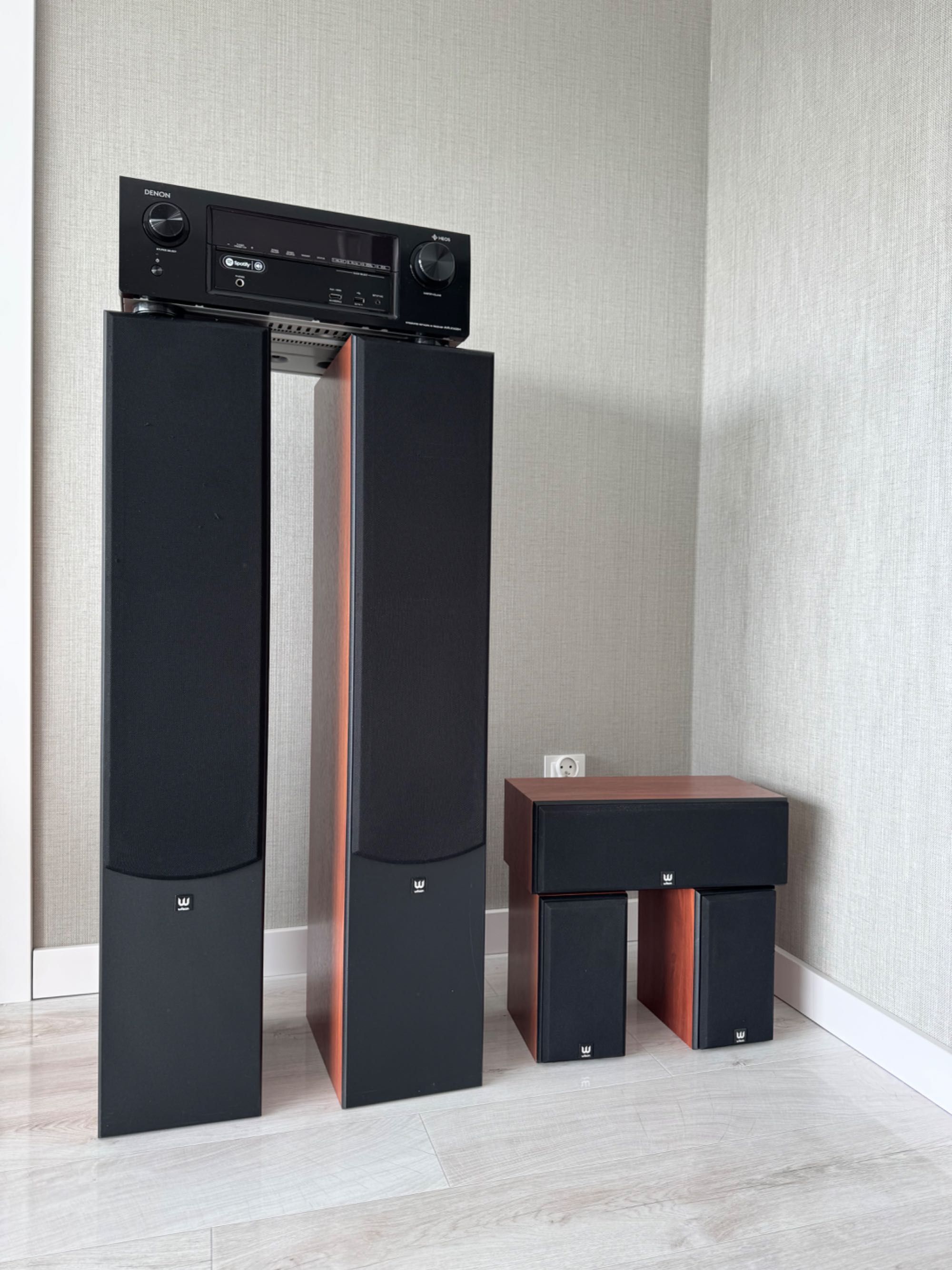 Kino domowe; amplituner DENON AVR-X1400H; głośniki wilson MoviX 5.0
