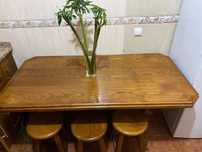 Mesa de madeira  com bancos