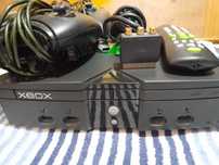 Consola de jogos X-BOX antiga desbloqueada usada com cabos e comando.