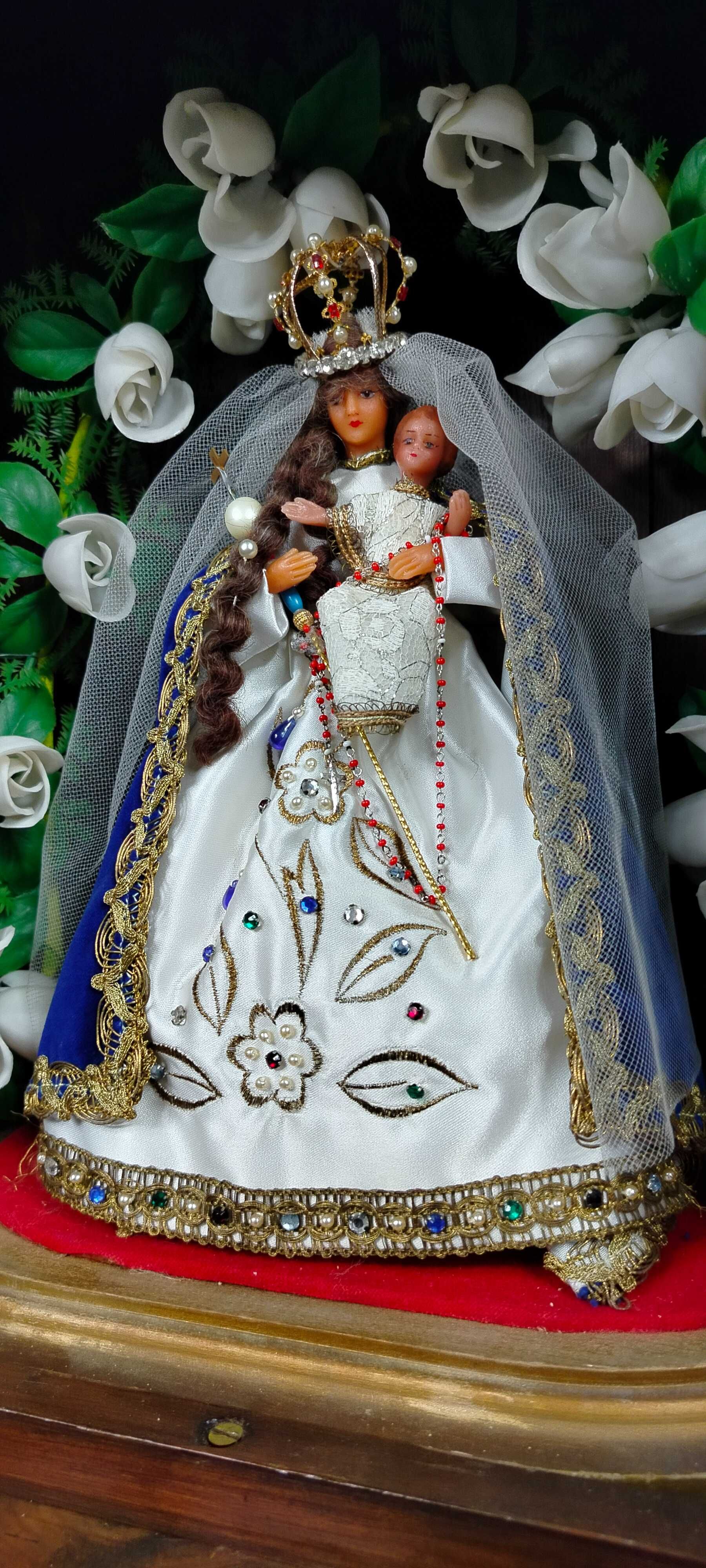 Stara drewniana kapliczka z figurka Maryi i dzieciątka Jezus