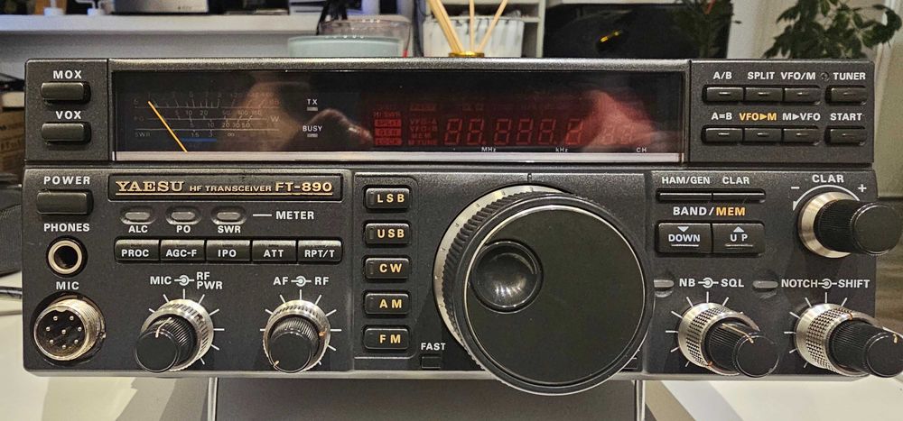 Yaesu 890 AT ze skrzynką antenową bardzo ładny