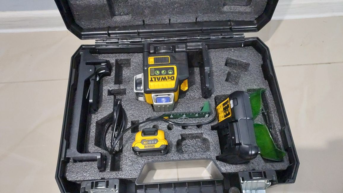 Dewalt Лазерний рівень в кейсі з акумулятором 2 Аг DeWALT DCE089D1G