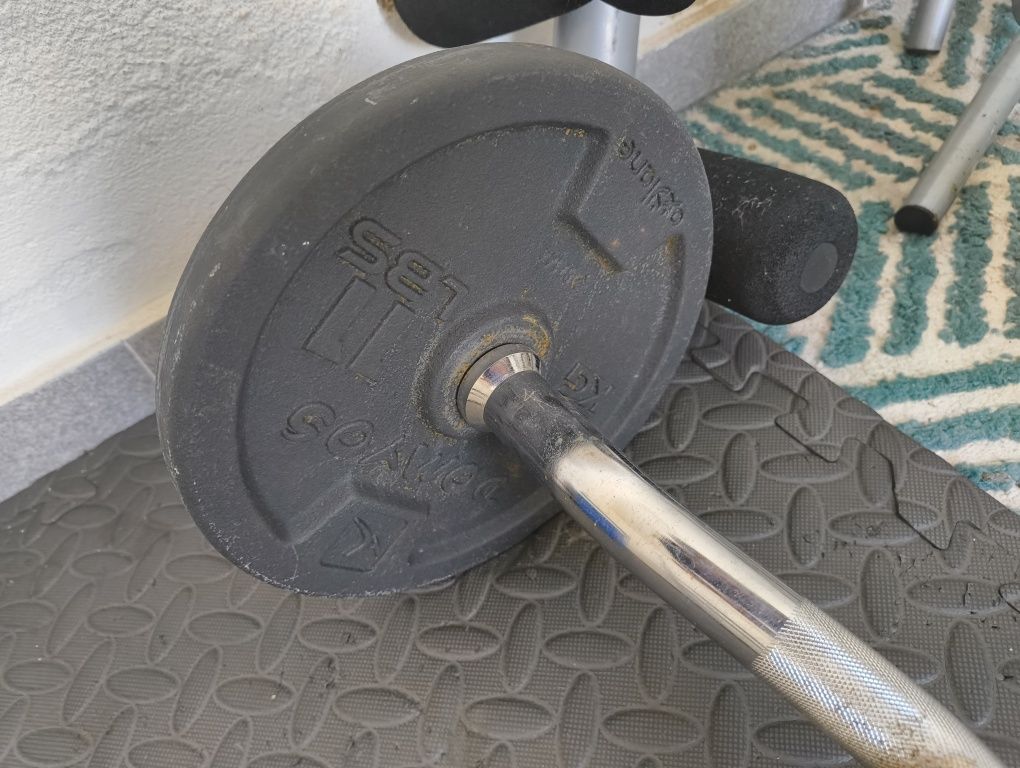 Barra e banco de musculação