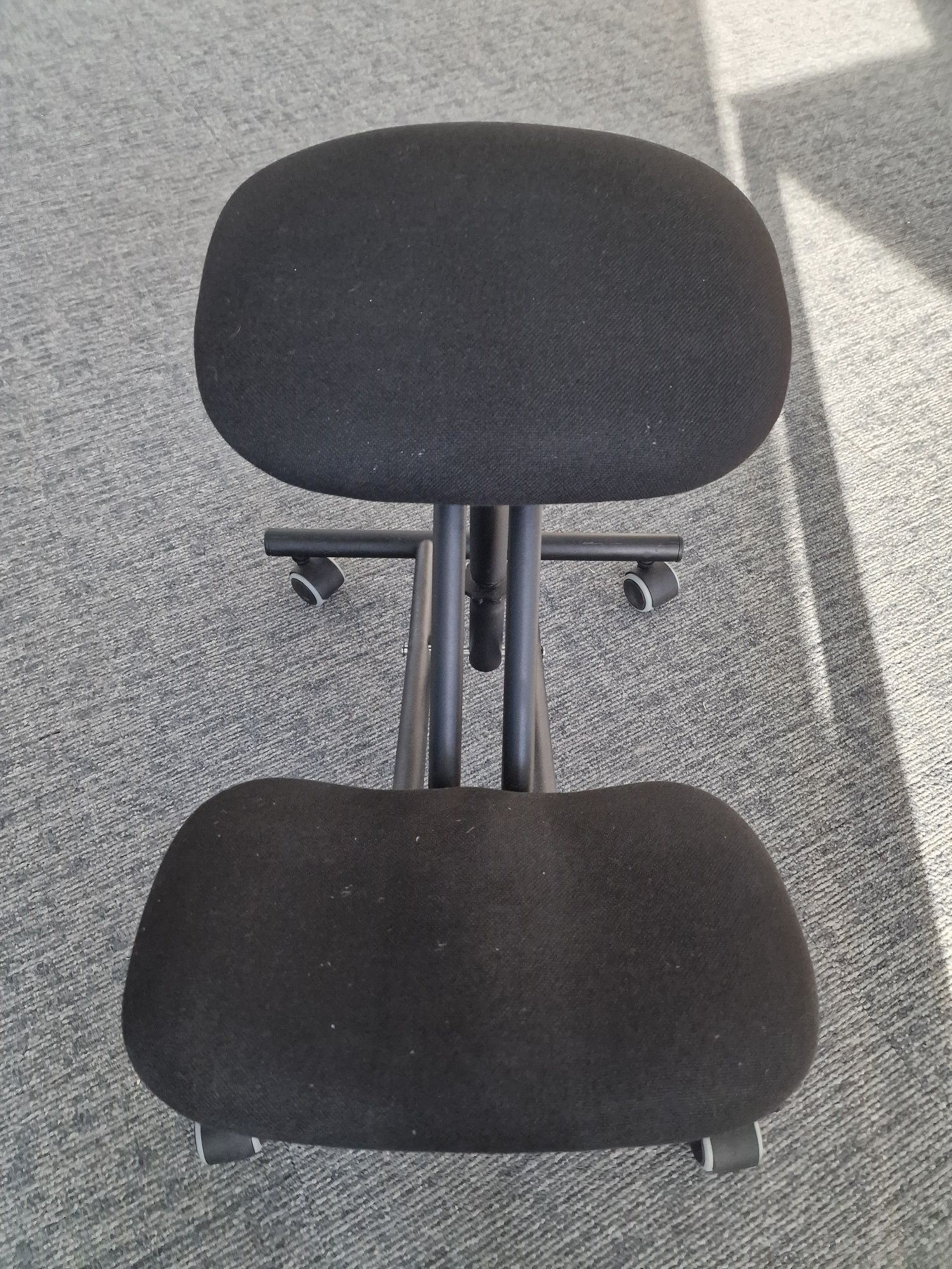 Klękosiad/ klęcznik- krzesło profilkatyczno- rehabilitacyjne