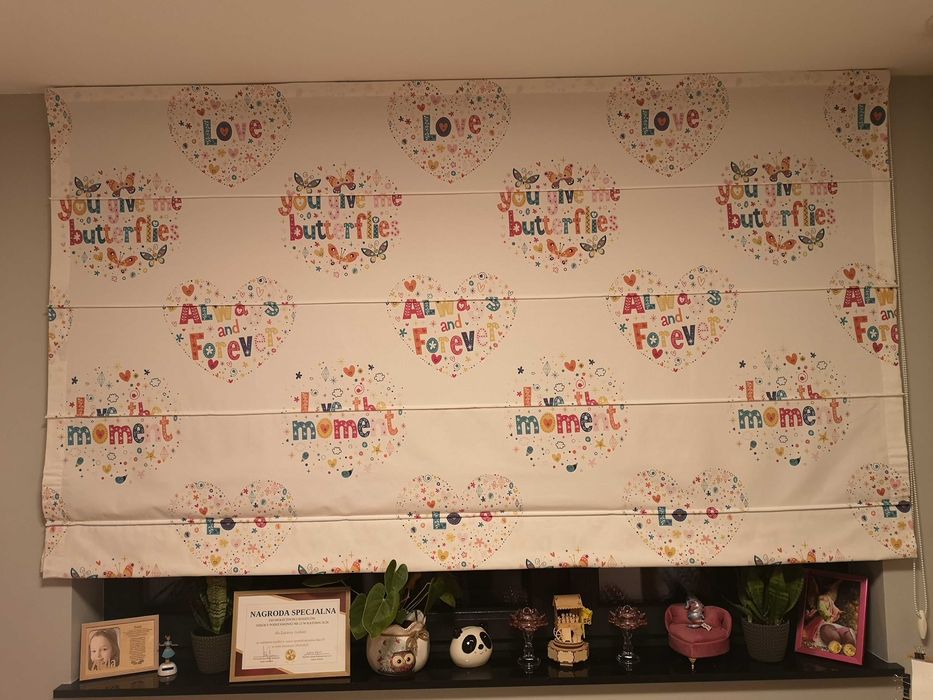 Roleta rzymska z karniszem o wym. 170x230cm z motywem serc i motyli