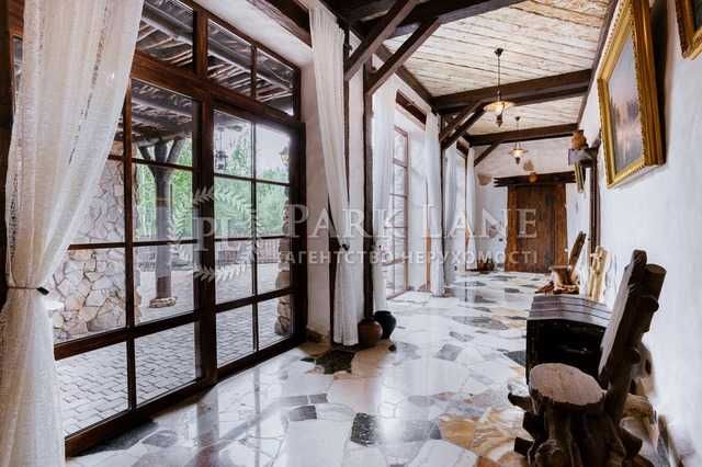 Казкове шале в Лебедівці, ділянка 1,4 га з виходом на воду.