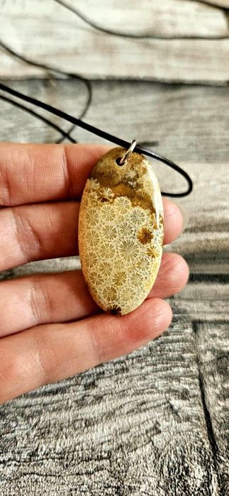 Naturalny amulet skamieniały koral kamień talizman wisiorek naszyjnik