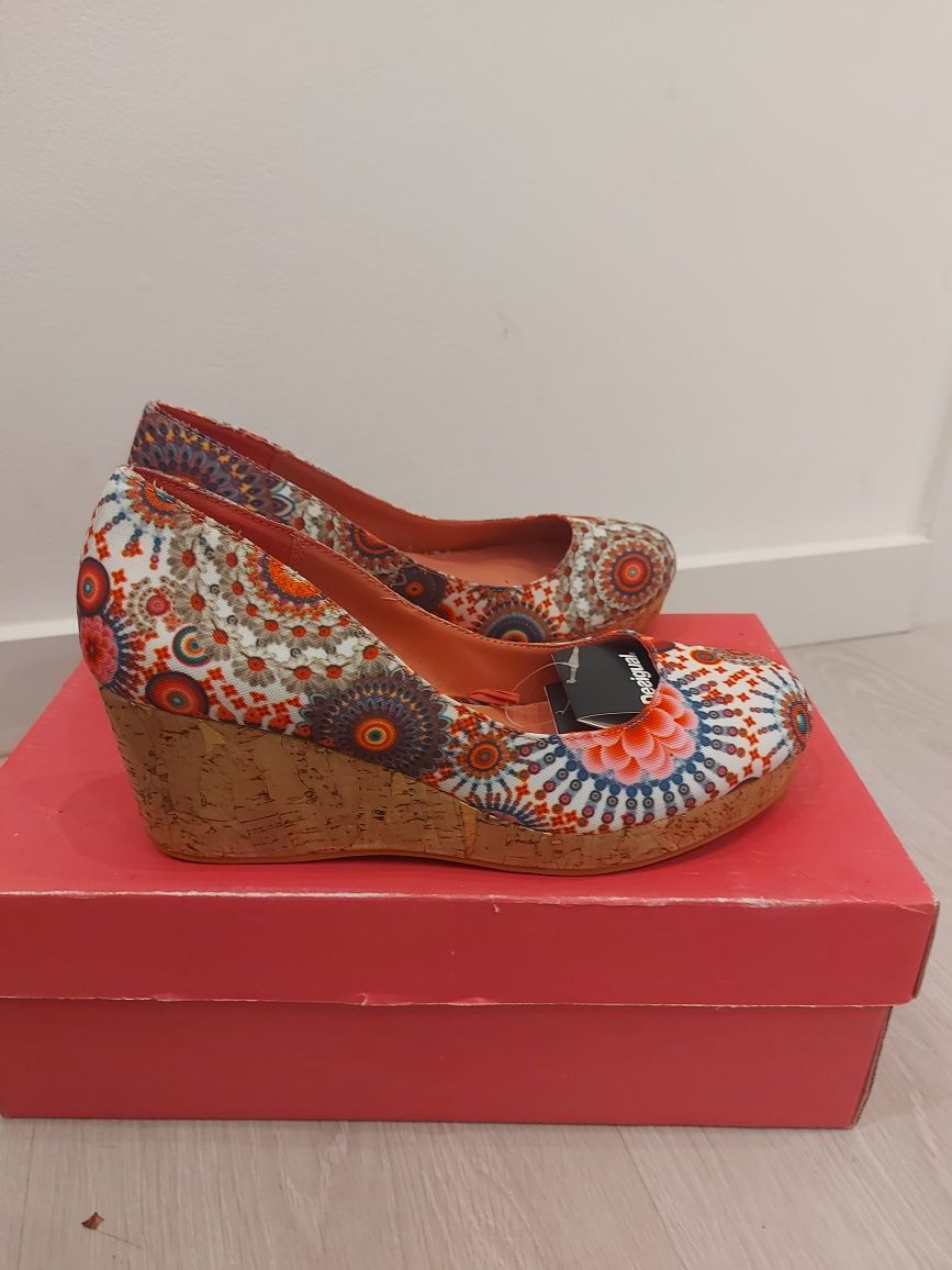 Sapatos em cunha da Desigual