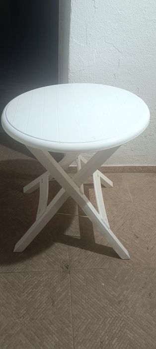 Mesa dobrável redonda de plástico branco.