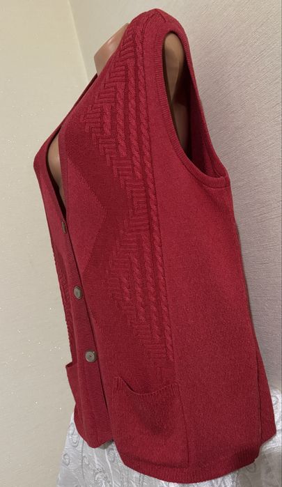 Вовняна жилетка на гудзиках