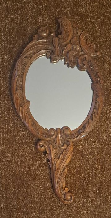 zabytkowe lustro w drewnianej rzeźbionej ramie