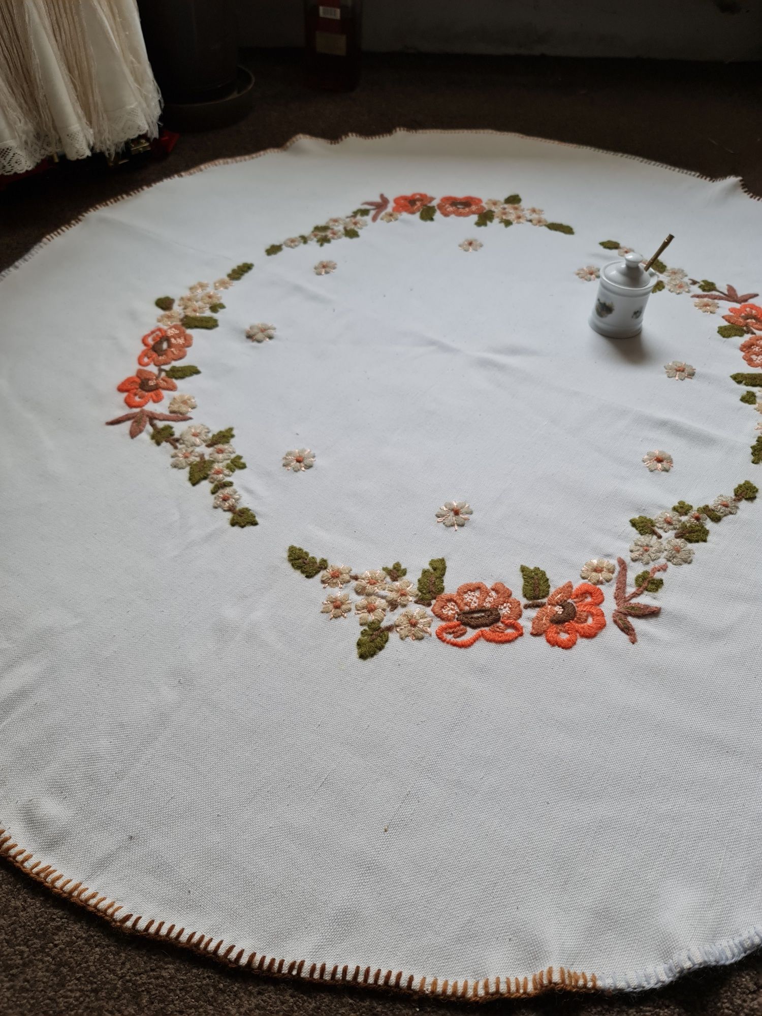 obrus okrągły ręcznie haftowany  kwiaty do kolekcji
