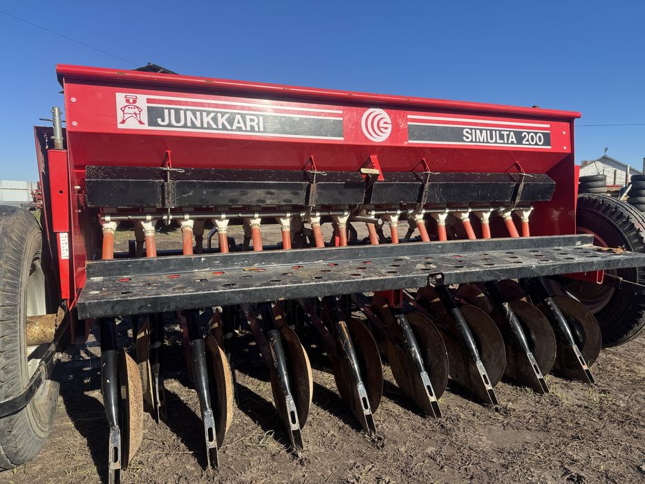 Сівалка зернова навісна 2м дискова  з міндобривом SIMULTA JUNKKARI 200