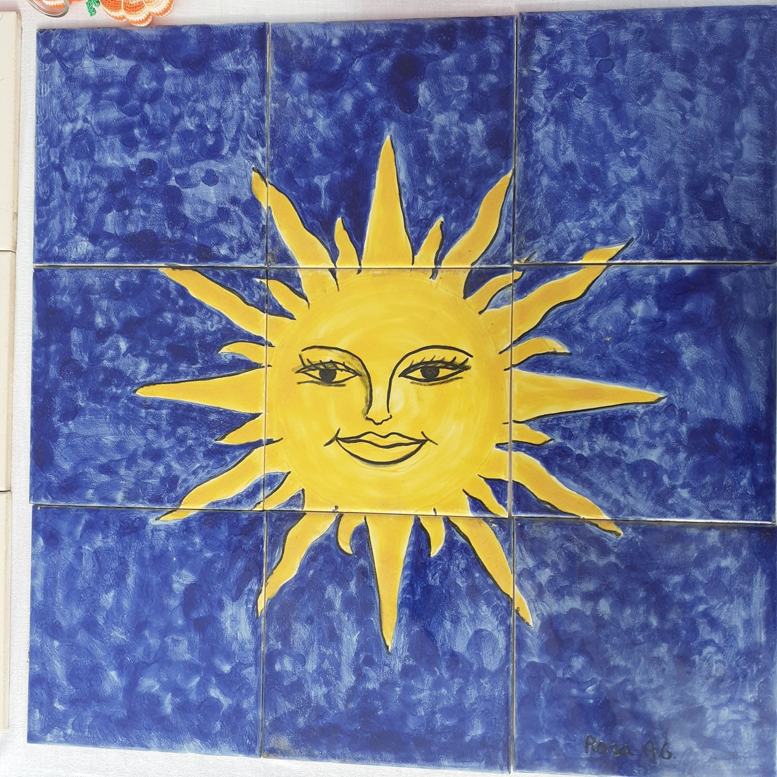 Painel de azulejos com o sol